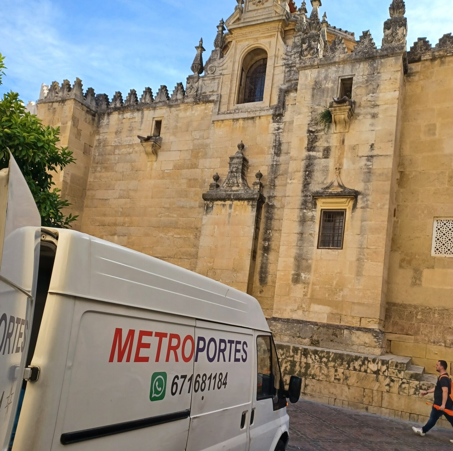 Pequeñas mudanzas en Sevilla: traslado eficiente de enseres y muebles ligeros sin montaje ni desmontaje.