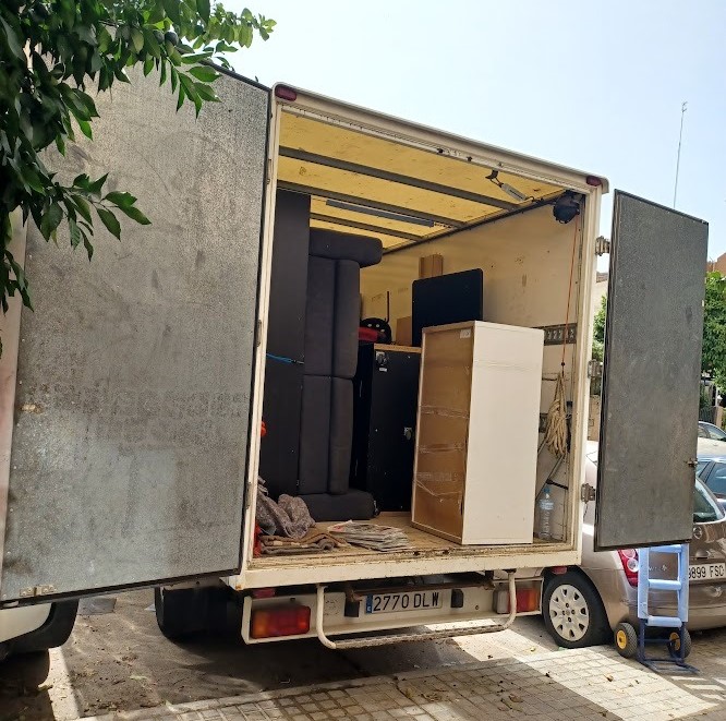 Soluciones profesionales de vaciado para recuperar espacio en trasteros, naves o garajes en la provincia de Sevilla