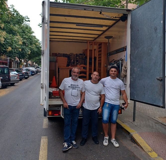 Nuestro equipo especializado de Metroportes en Sevilla ofreciendo buena atención al cliente y adaptación a tus necesidades